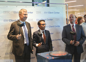 Дэвид Ла Рос, генеральный директор IBM в странах Центральной и Восточной Европы (в центре), Кирилл Корнильев, генеральный директор IBM в России и СНГ (слева) и Максим Серебряный, руководитель клиентского центра IBM/ (справа)