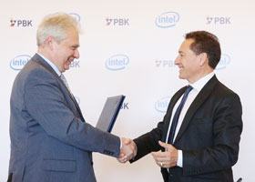 Игорь Агамирзян, генеральный директор РВК и Кристиан Моралес, генеральный директор Intel  в регионе EMEA