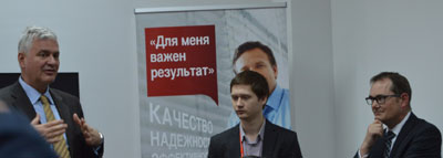 Роланд Апельт, региональный менеджер PFU в СНГ, в центре переводчик, а крайний справа - Клаус Шульц, руководитель по маркетингу в России и странах СНГ