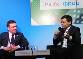 справа - Кирилл Варламов, директор Фонда развития интернет-инициатив, ФРИИ