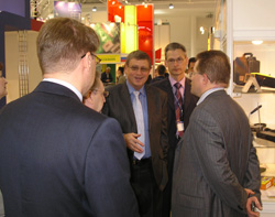 В.Н. Путилин (в центре) на экспозиции ГЛОНАСС во время Связь-Экспокомм-2007