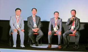CEO nubia Ни Фей (второй слева)