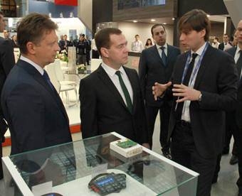 Д.Баканов докладывает Председателю Правительства РФ Д.А.Медведеву возможности использования спутниковой системы «Гонец». 6 декабря 2014 г., выставка «Транспортная неделя». 