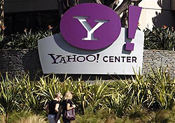 Yahoo adds media playing, languages to messaging