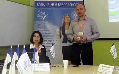 Евгений Акимов (справа) на презентации Jet inView Security