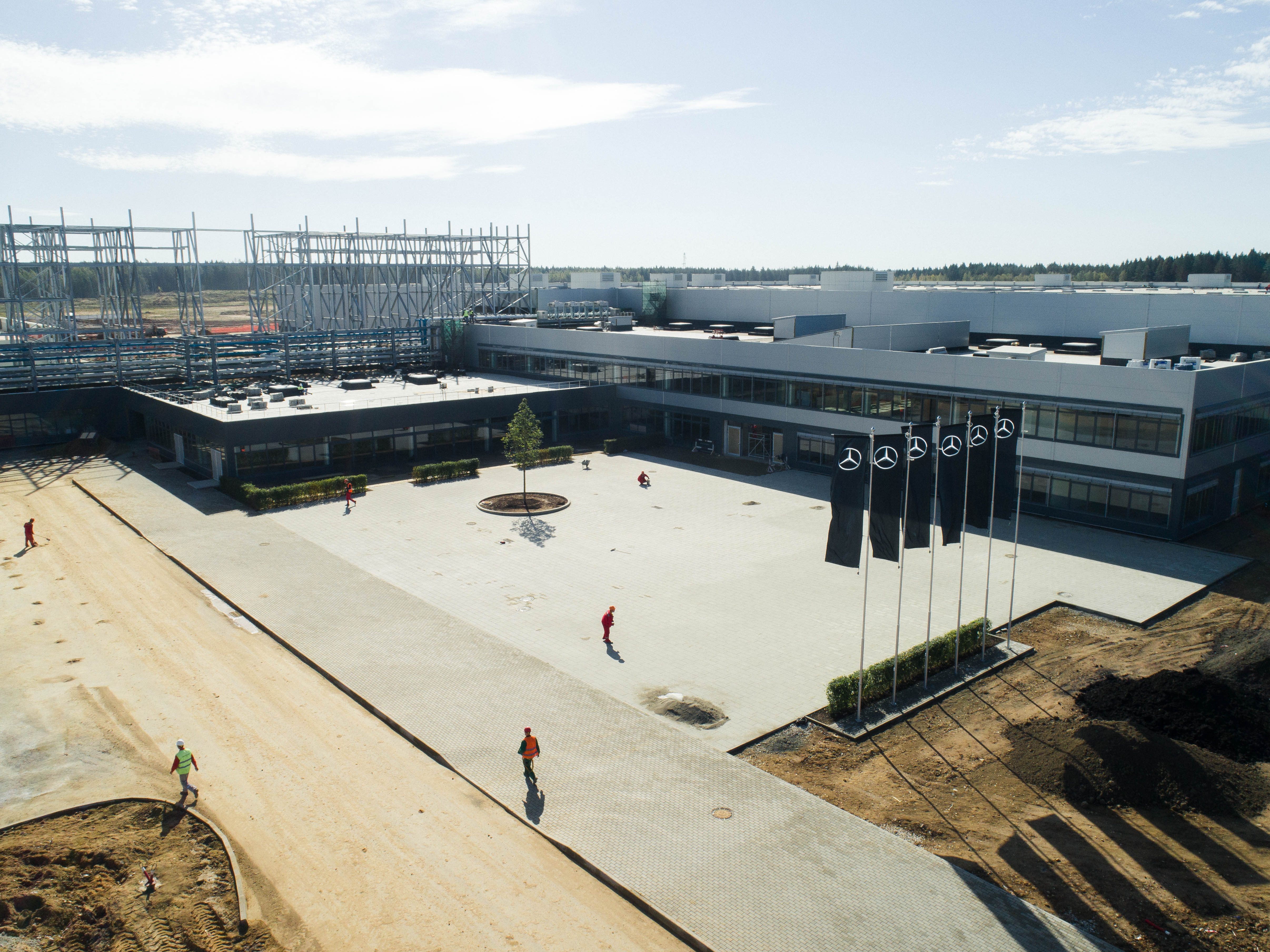 Завод мерседес в солнечногорске. Завод мерседес бенц есипово. Завод мерседес в подмосковье есипово. Мерседес-бенц солнечногорск есипово. Завод mercedes-benz.
