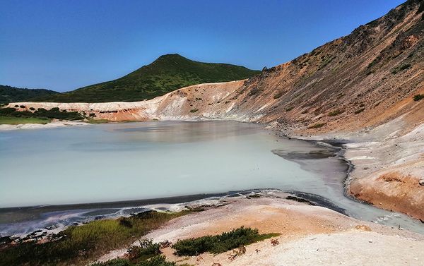 Озеро Кипящее в кальдере вулкана Головнина Озеро Кипящее в кальдере вулкана Головнина