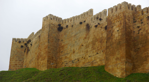 Стены цитадели Нарын-кала Стены цитадели Нарын-кала