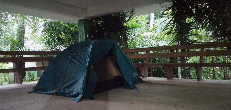 Наша палатка у ворот национального парка