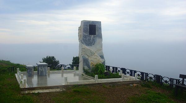 Памятник Александру Вампилову на берегу Ангары