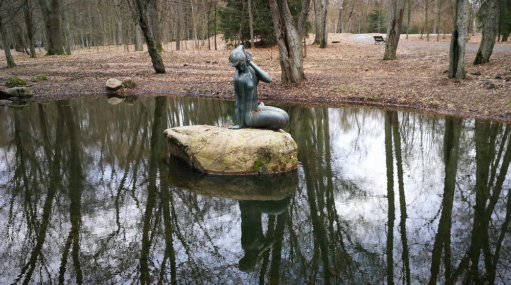 Памятник спасшей Кароля Станислава ундине в парке резиденции