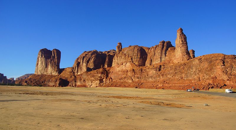 Аль-Ула. Место для парковки возле туристического центра