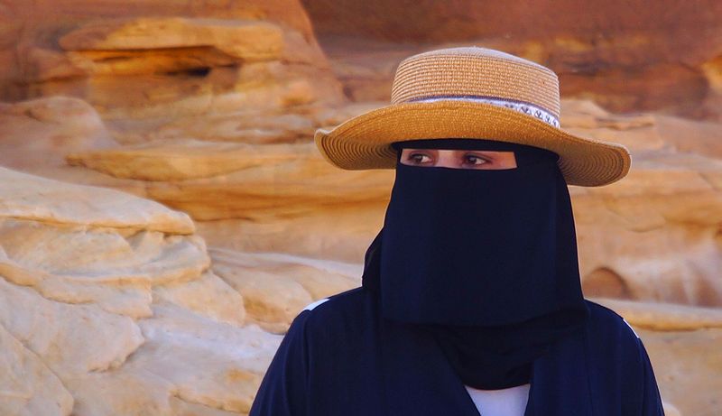Закрывающий лицо никаб — обычная форма одежды у женщин. Но шляпу сверху раньше не надевали.
