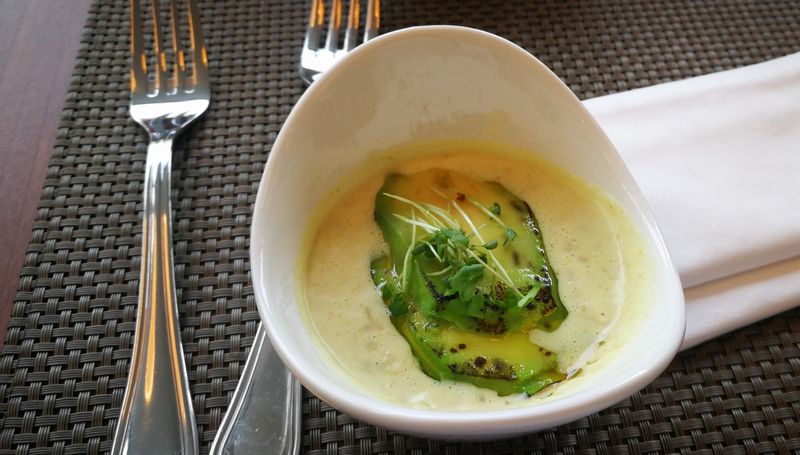 Авокадо с зеленой гречкой и кокосовым соусом