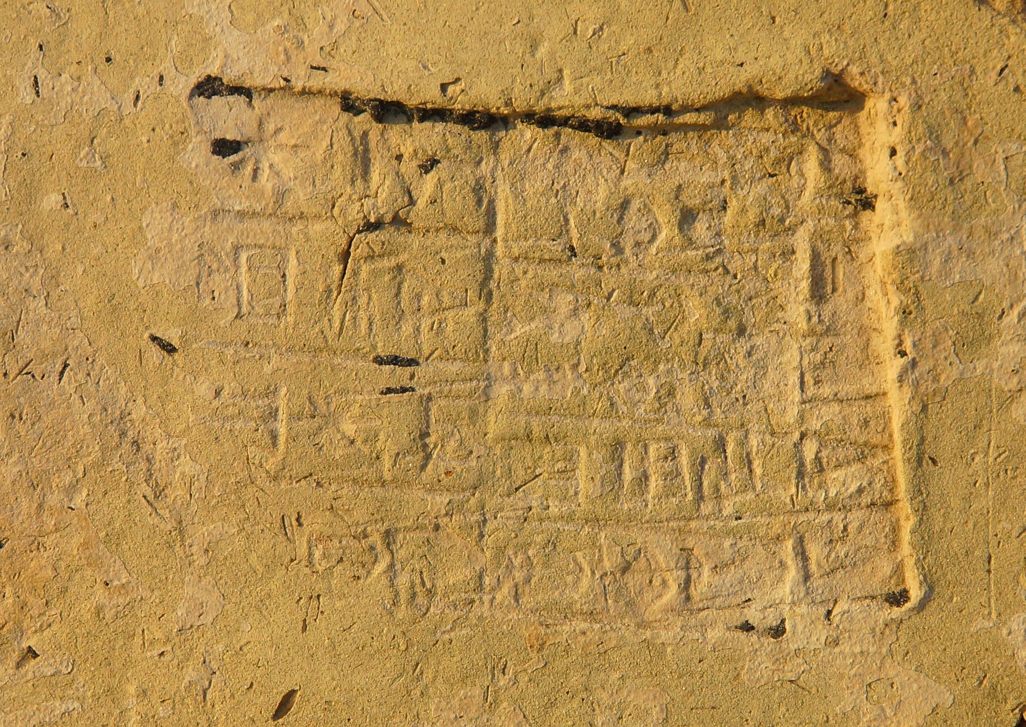 Огромное количество глиняных табличек с клинописью лежат в развалинах шумерских городов и ждут своей расшифровки.