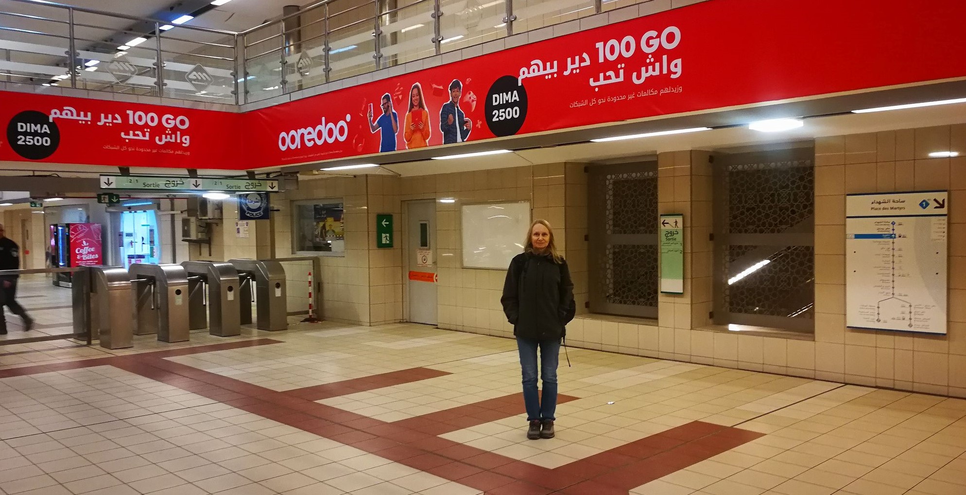 Главная транспортная артерия — проложенная вдоль берега линия метро