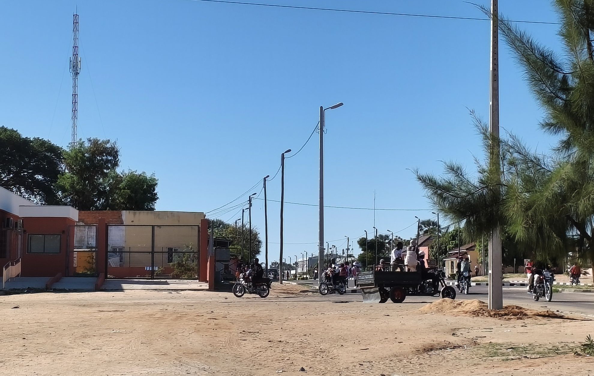 Вдоль основных дорог стоят вышки операторов мобильной связи