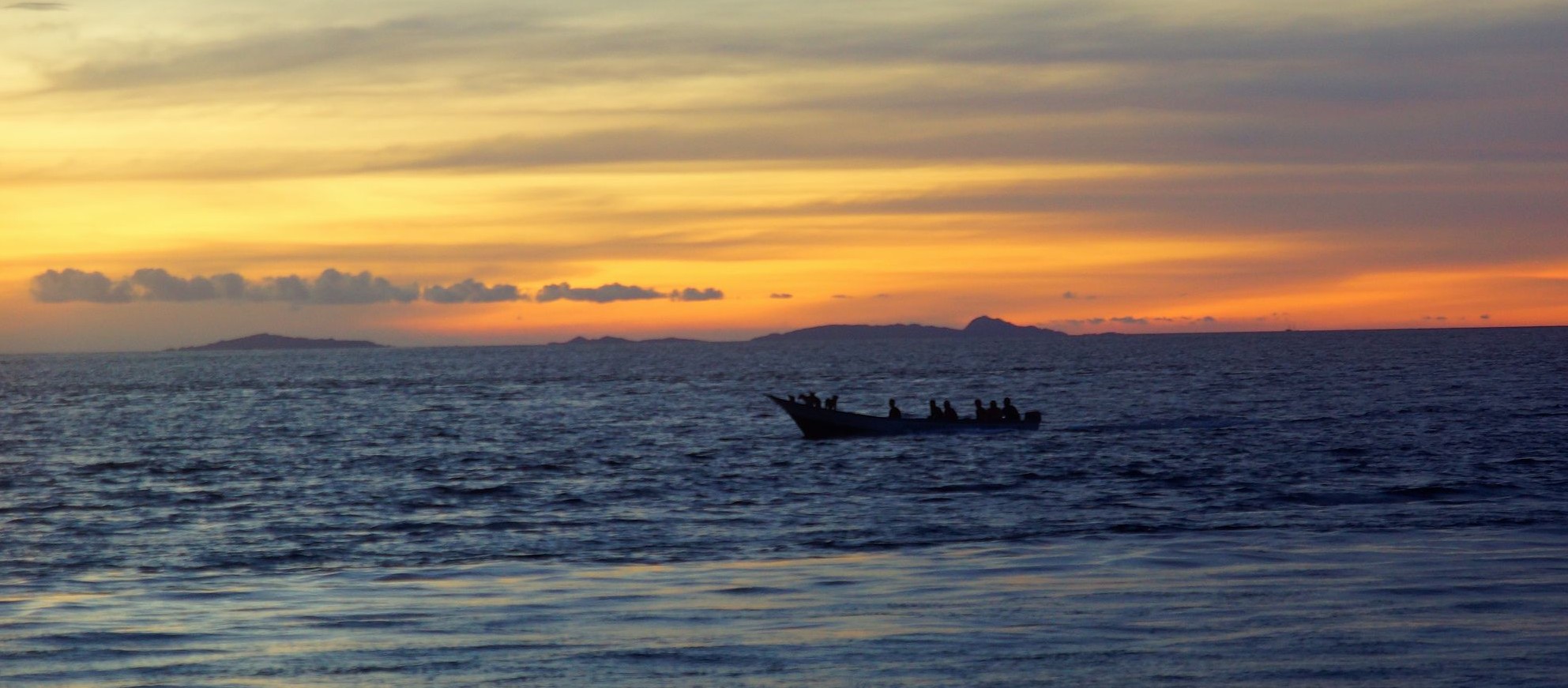 Вместо выдолбленных из стволов деревьев пирог папуасы теперь передвигаются на моторках Вместо выдолбленных из стволов деревьев пирог папуасы теперь передвигаются на моторках