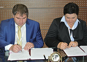 В. Вашкевич и К. Дроздова подписывают контракт