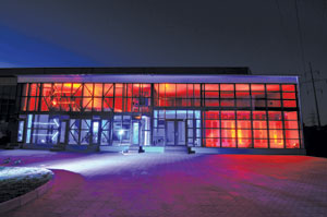 Концепт ЦОДа от Stack labs в ночных огнях: красный свет – помещения с горячим воздухом, синий – с холодным.