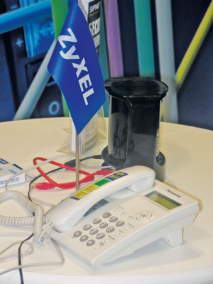 ZyXEL демонстрировала возможности интернет-центра MAX-206M2 c голосовыми портами, предоставляя всем желающим возможность бесплатно позвонить в любую точку мира через сервис SIPNET 
