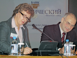 Л.Каниаинен (MobeyForum) и А.Скородумов (ИС) подписывают соглашение